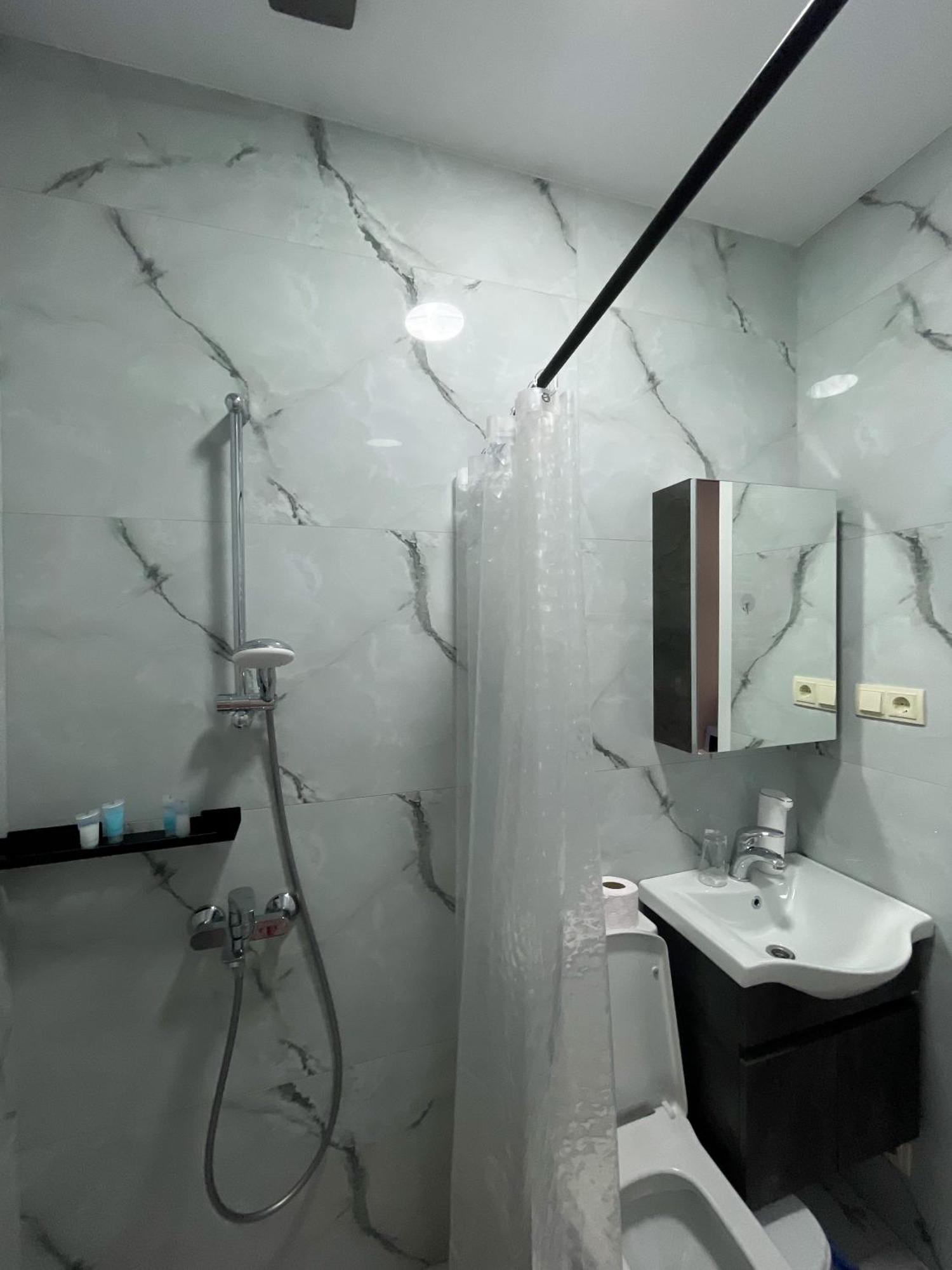 Sun And Moon Aparthotel Батуми Екстериор снимка